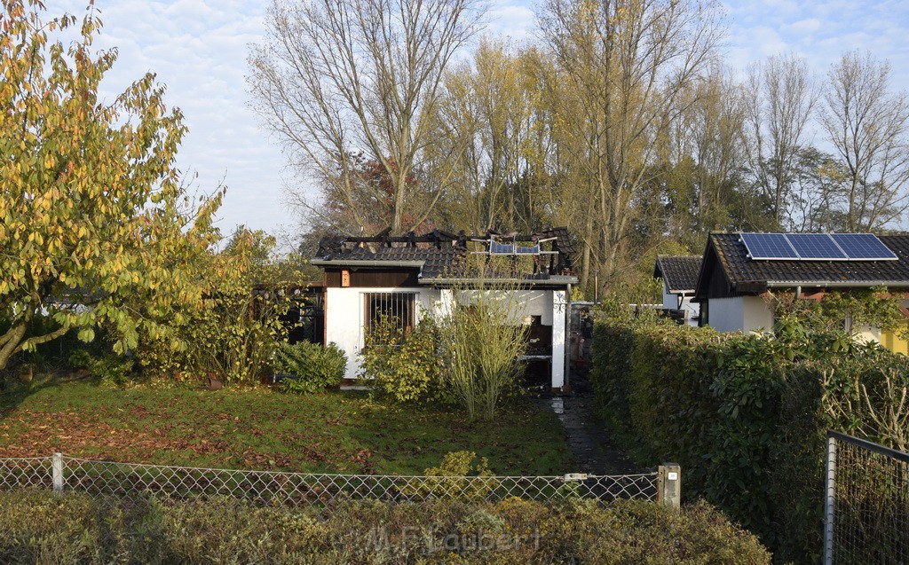 Feuer 1 brannten 3 Lauben Koeln Fuehlingen Kriegerhofstr P048.JPG - Miklos Laubert